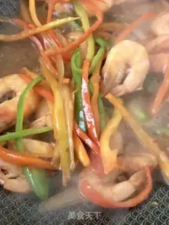 Make Spicy shrimp for pumpkin noodles step 12