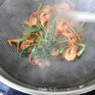 Make Spicy shrimp for pumpkin noodles step 13