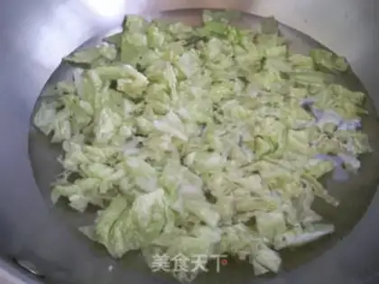 Make Big cabbage-tailed egg noodles step 1
