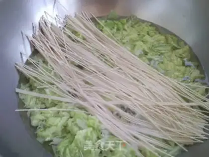 Make Big cabbage-tailed egg noodles step 2