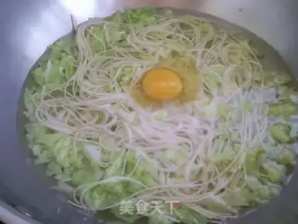 Make Big cabbage-tailed egg noodles step 3
