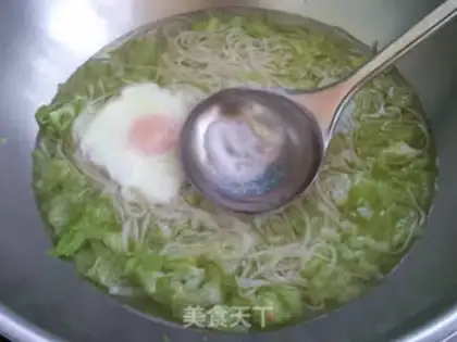 Make Big cabbage-tailed egg noodles step 4
