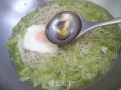 Make Big cabbage-tailed egg noodles step 5