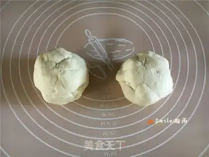 Make Potato-coloured rose buns step 3