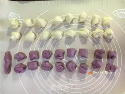 Make Potato-coloured rose buns step 7
