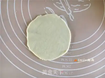 Make Potato-coloured rose buns step 8
