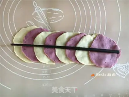 Make Potato-coloured rose buns step 10