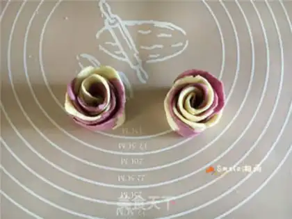 Make Potato-coloured rose buns step 12