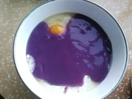 Make Purple potato silver-eared chicken cake step 4