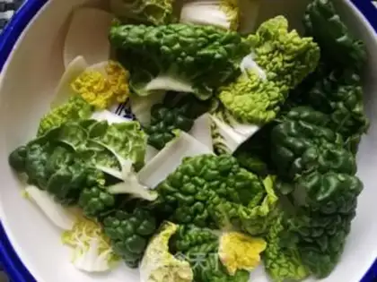 Make Chickenball soup for a yellow cabbage fan step 1