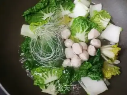 Make Chickenball soup for a yellow cabbage fan step 6