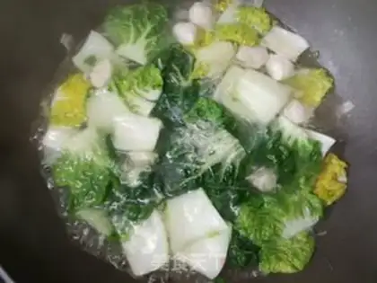 Make Chickenball soup for a yellow cabbage fan step 7