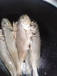 Make The little yellowfish with bean petal sauce step 0