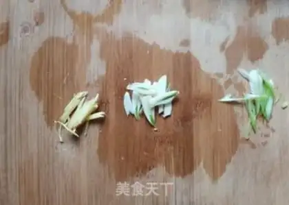 Make Scrambled hand tore noodles step 3
