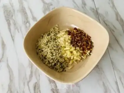 Make Pyramid radish gravy step 1