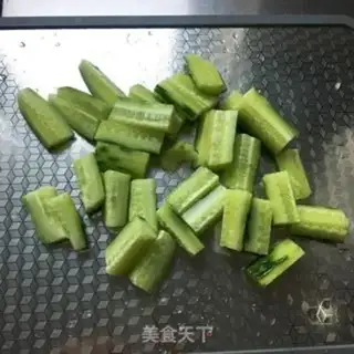 Make The cucumber with peanuts and rice step 1
