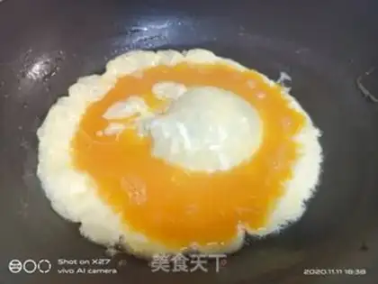 Make Tomato fried eggs step 2