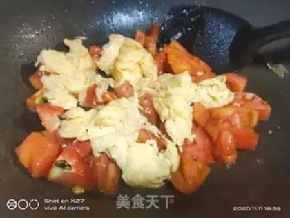 Make Tomato fried eggs step 4