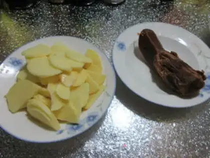 Make Potato chips with pig tongues step 0