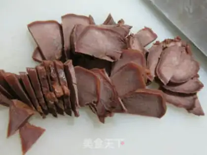Make Potato chips with pig tongues step 1