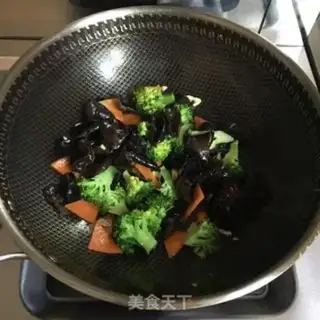 Make Mules, broccoli, fried eggs step 4