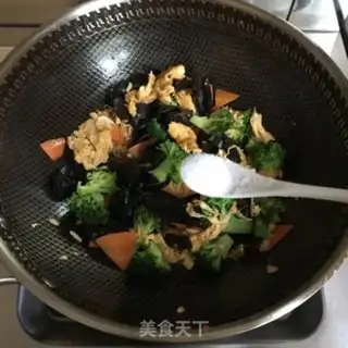 Make Mules, broccoli, fried eggs step 5
