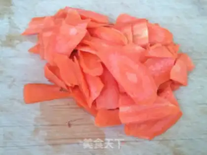 Make Oil and carrots step 0