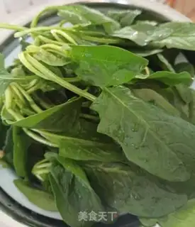 Make Garlic spinach egg soup step 0