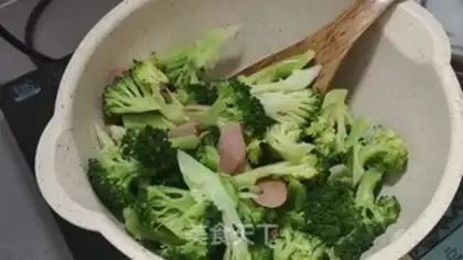 Make Orchid fried ham sausage step 7