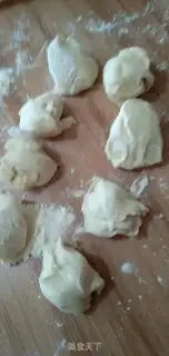 Make radish and pink buns step 1