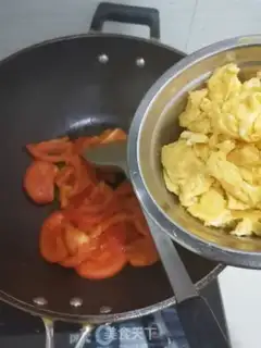 Make Tomato fried eggs step 4