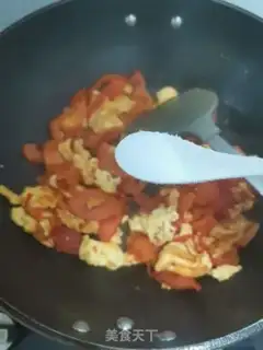 Make Tomato fried eggs step 5
