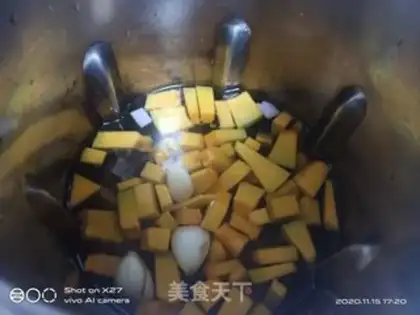 Make Pumpkin ham soup step 1