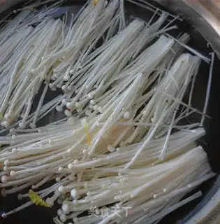 Make Garlic golden needle doll food step 1