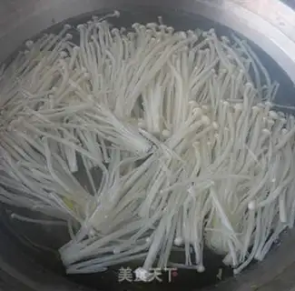 Make Garlic golden needle doll food step 2