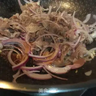 Make Onion fried lamb rolls step 7