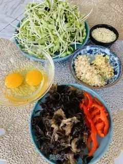 Make Pyramid eggs and bean sprouts step 0