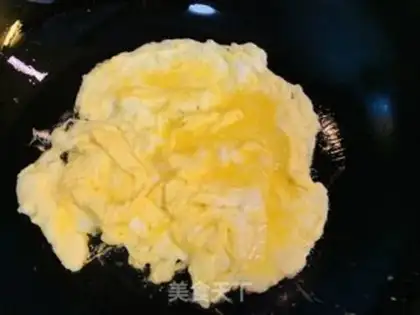 Make Pyramid eggs and bean sprouts step 1