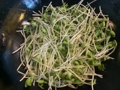 Make Pyramid eggs and bean sprouts step 2