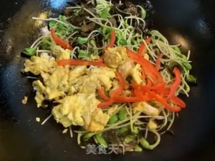 Make Pyramid eggs and bean sprouts step 3
