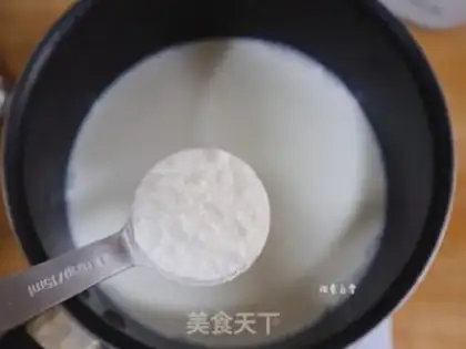 Make A little tea and milk step 0