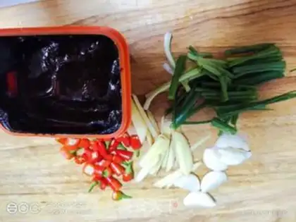Make Bean petal sauce for mushroom chicken step 1