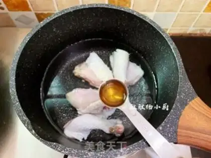 Make Powder chicken soup step 1