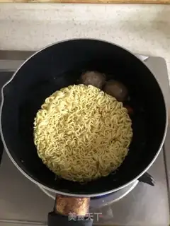 Make Meatball red soup noodles step 1