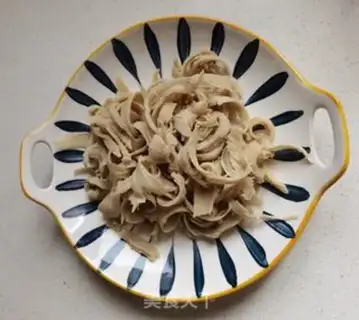 Make Scrambled hand tore noodles step 1