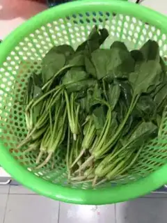 Make Garlic spinach step 0