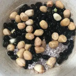 Make Two black peanuts step 1