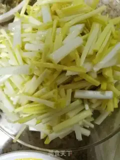 Make Garlic fried eggs step 1