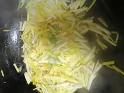 Make Garlic fried eggs step 3
