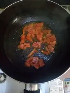 Make Tomato Mountain poach soup step 1